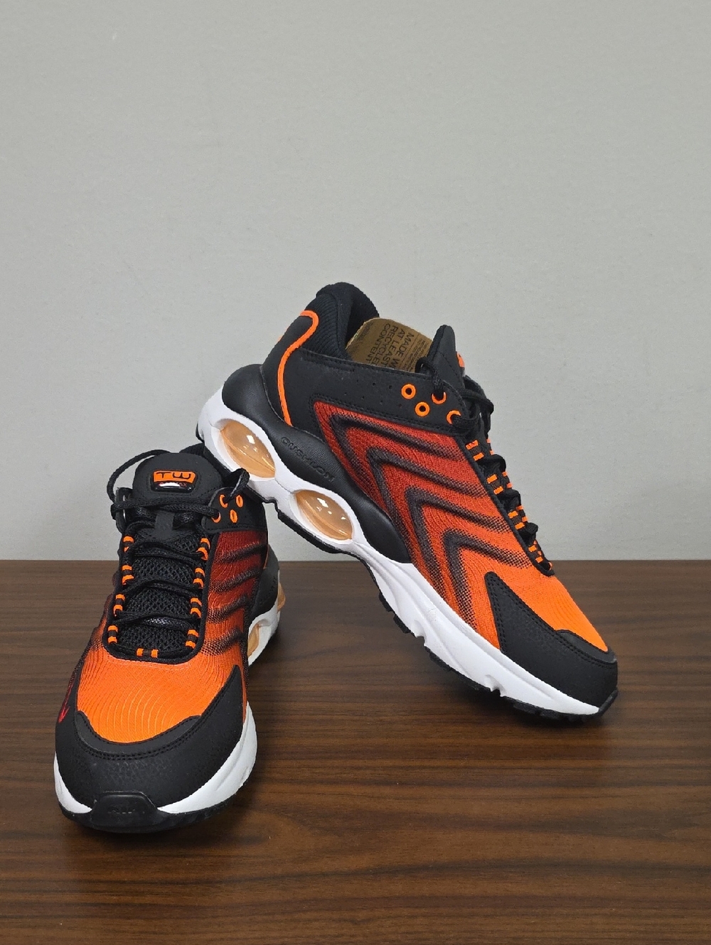 Nike Air Max TW SE Black/Orange Summit Men's Size 10.5 FJ2590-001 New